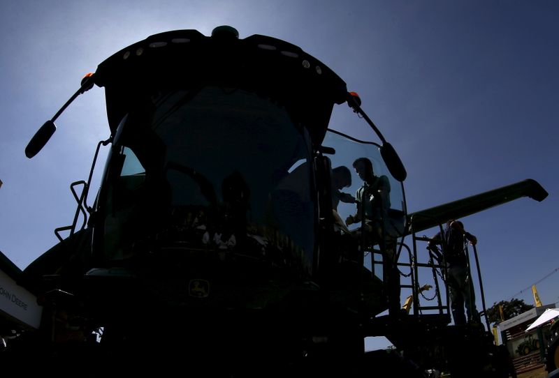 © Reuters. Visitantes testam máquina em Agrishow,maior feira de máquinas agrícolas da América Latina, em Ribeirão Preto, Brasil. 
27/04/2015
REUTERS/Paulo Whitaker