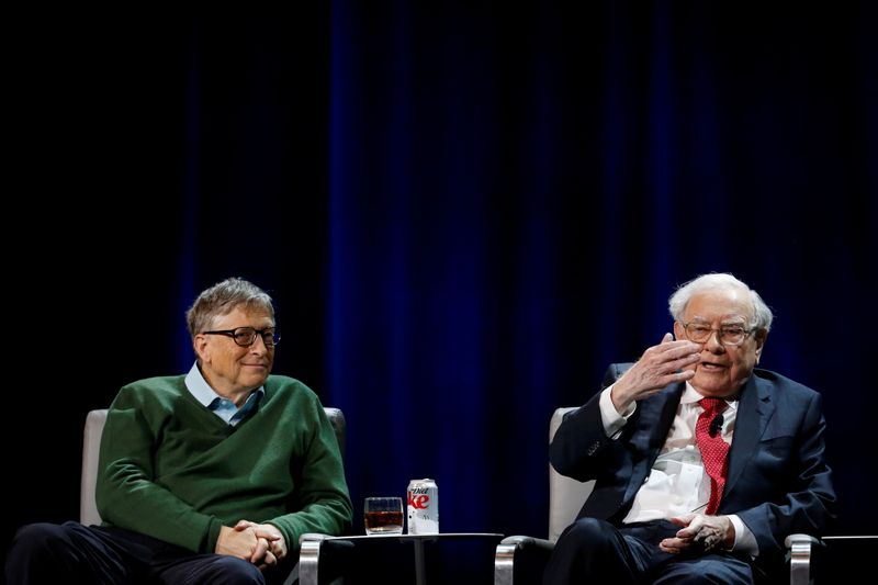 © Reuters. Warren Buffett ao lado de Bill Gates durante evento da Universidade Columbia, em Nova York 
27/01/2017
REUTERS/Shannon Stapleton