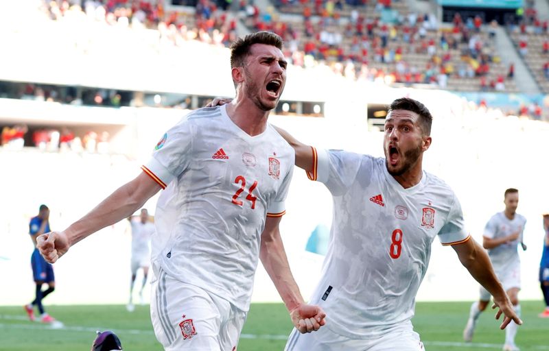 &copy; Reuters. Aymeric Laporte comemora com colega Koke gol marcado em vitória da Espanha sobre a Eslováquia
23/06/2021
Pool via REUTERS/Marcelo Del Pozo