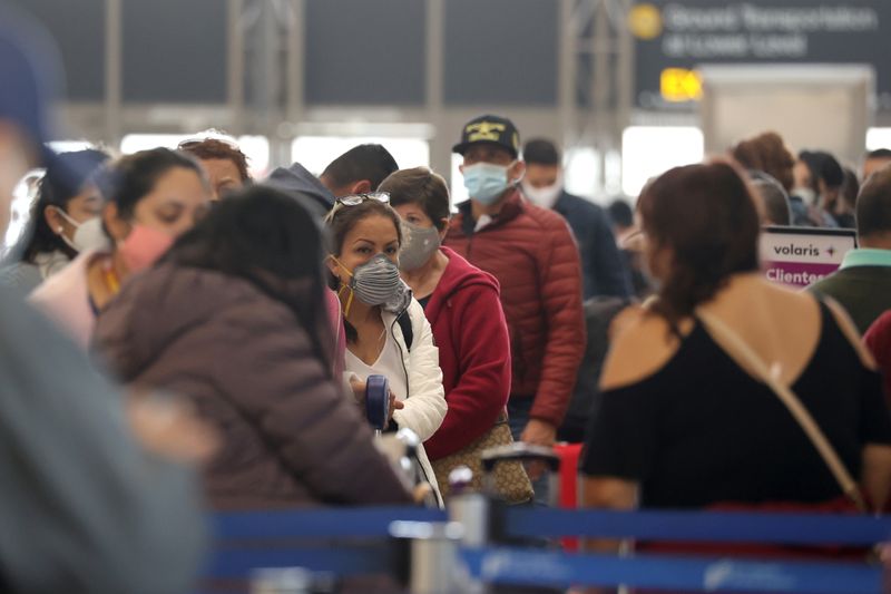 © Reuters. FILE PHOTO: Passengers wait to check in at Tom Bradley international terminal at LAX airport, as the global outbreak of the coronavirus disease (COVID-19) continues, in Los Angeles, California, U.S., November 23, 2020. REUTERS/Lucy Nicholson