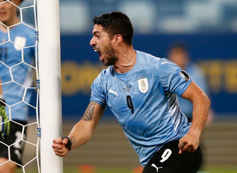 &copy; Reuters. Luis Suárez celebra el gol del empate entre Uruguay y Chile por la Copa América. Arena Pantanal, Cuiabá, Brasil. 21 junio 2021. REUTERS/Rodolfo Buhrer