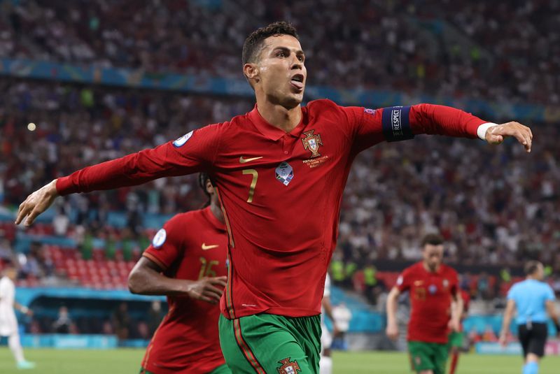 &copy; Reuters. كريستيانو رونالدو يحتفل بتسجيل هدف البرتغال الثاني في شباك فرنسا يوم الأربعاء -  رويترز  