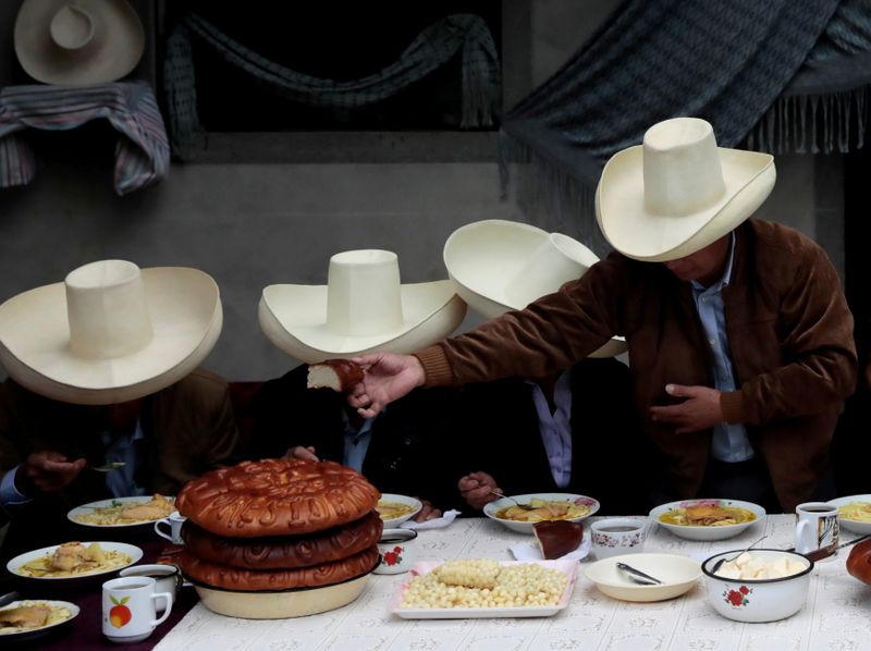 &copy; Reuters. FOTO DE ARCHIVO. El socialista Pedro Castillo reparte pan durante un desayuno con miembros de su familia el día de las elecciones presidenciales de inicios de mes en Chugur, Perú. Junio 6, 2021.  REUTERS/Alessandro Cinque