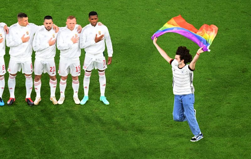 &copy; Reuters. Manifestante agita bandeira do arco-íris antes de jogo Alemanha x Hungria 
 23/6/2021   Pool via REUTERS/Matthias Hangst
