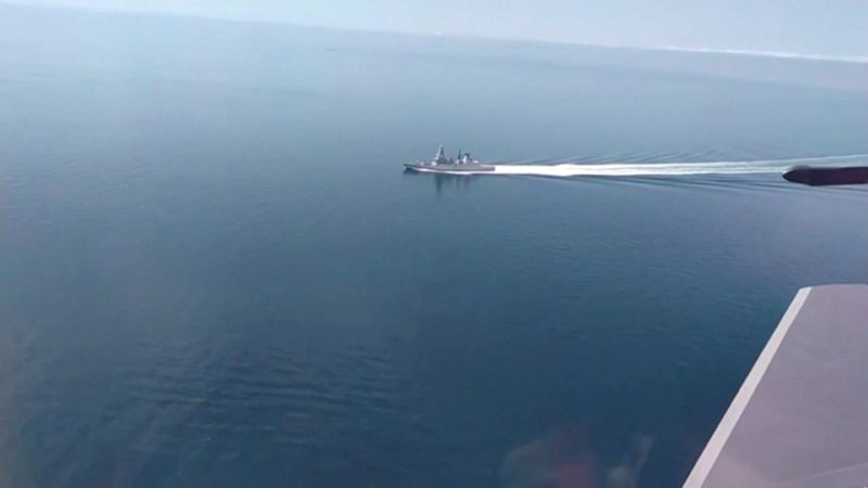 © Reuters. A still image taken from a video released by Russia's Defence Ministry allegedly shows British Royal Navy's Type 45 destroyer HMS Defender filmed from a Russian military aircraft in the Black Sea, June 23, 2021. Ministry of Defence of the Russian Federation/Handout via REUTERS 