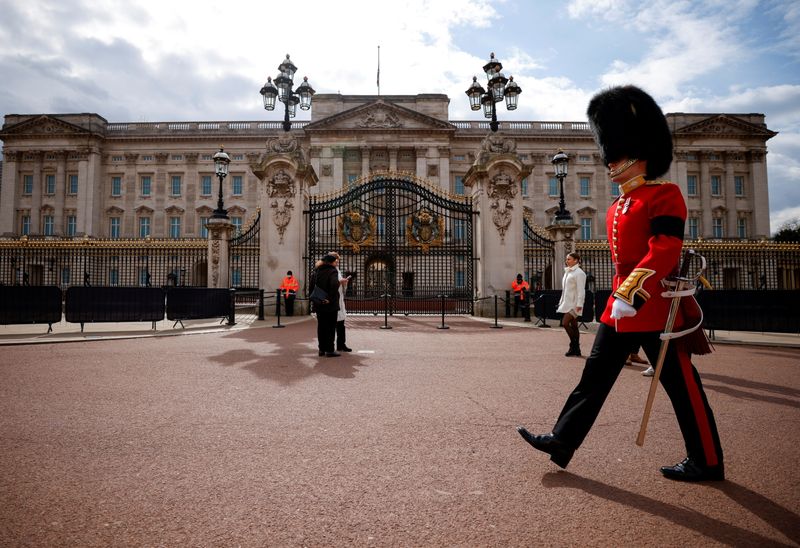 &copy; Reuters. FILE PHOTO: A guardsman walks outside Buckingham Palace in London, Britain April 13, 2021. REUTERS/John Sibley/File Photo