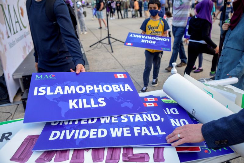 &copy; Reuters. FILE PHOTO: Attendees return signs after a rally to highlight Islamophobia, sponsored by the Muslim Association of Canada, including the June 6 in London, Ontario attack which killed a Muslim family in what police describe as a hate-motivated crime, in To