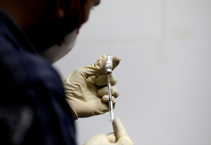 &copy; Reuters. Agente de saúde prepara injeção com dose da vacina indiana Covaxin na Índia
26/11/2020
REUTERS/Amit Dave