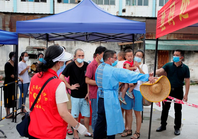 &copy; Reuters. أناس يصطفون لإجراء اختبارات للحمض النووي للكشف عن الإصابة بكوفيد-19 في دونغقوان في مقاطعة قوانغدونغ في الصين يوم 21 يونيو حزيران 2021.
(صورة لرو