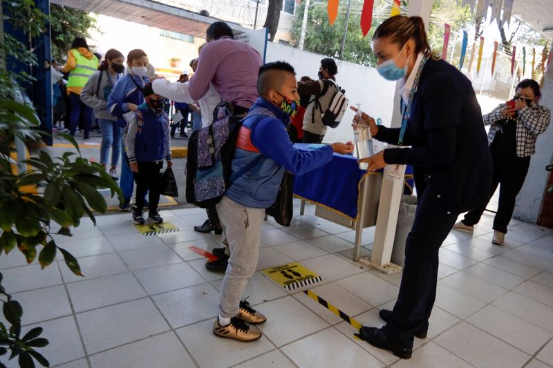 &copy; Reuters. مدرسة تطهر يد تلميذ لدى وصوله إلى مدرسة ابتدائية في مكسيكو سيتي عاصمة المكسيك يوم 7 يونيو حزيران 2021. تصوير: لويس كورتيز - رويترز.