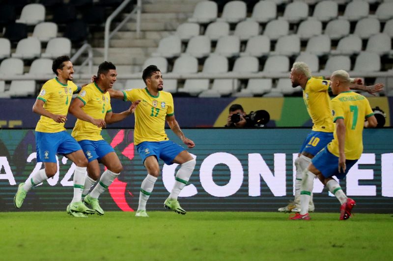 &copy; Reuters. Brasileiros comemoram gol contra Colômbia
 23/6/2021   REUTERS/Sergio Moraes