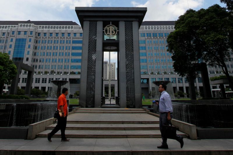 &copy; Reuters. People walks near the fountain of Indonesia's central bank, Bank Indonesia, in Jakarta, Indonesia January 19, 2017. REUTERS/Fatima El-Kareem/Files