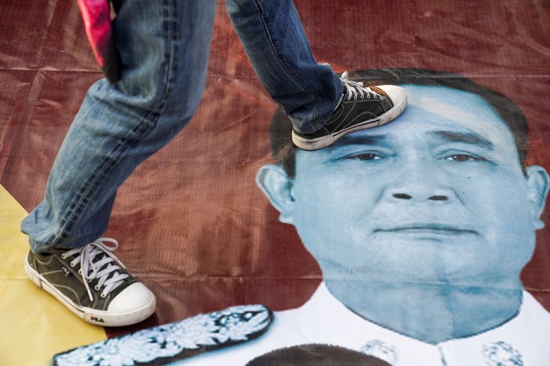 &copy; Reuters. Un an après le début des manifestations par des étudiants contre le gouvernement thaïlandais soutenu par l'armée, le Premier ministre Prayuth Chan-ocha doit faire face à une colère grandissante dans un contexte de hausse des infections au coronavir