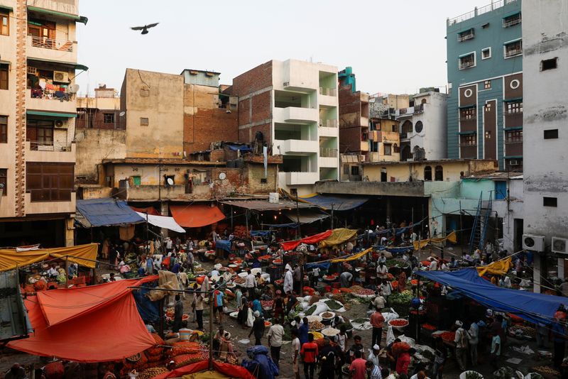 &copy; Reuters. أناس يتسوقون من سوق للخضر في نيودلهي عاصمة الهند يوم الأربعاء. تصوير: عدنان العبيدي - رويترز.