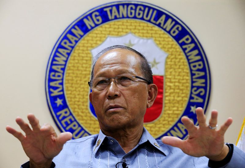 &copy; Reuters. وزير الدفاع الفلبيني دلفين لورينزانا في مانيلا بصورة من أرشيف رويترز.