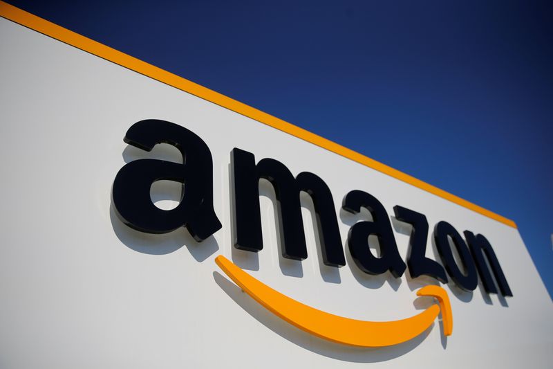 &copy; Reuters. FOTO DE ARCHIVO: El logo de Amazon en el centro logístico de la compañía en Lauwin-Planque, norte de Francia, el 22 de abril de 2020 REUTERS/Pascal Rossignol