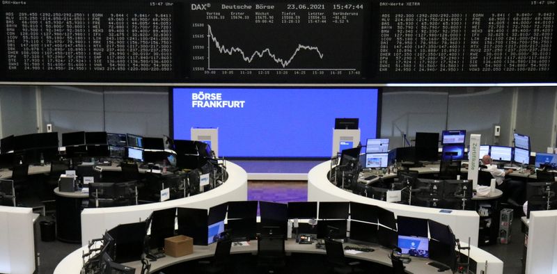 &copy; Reuters. متعاملون أثناء التداول في بورصة فرانكفورت الألمانية يوم الأربعاء. صورة لرويترز.