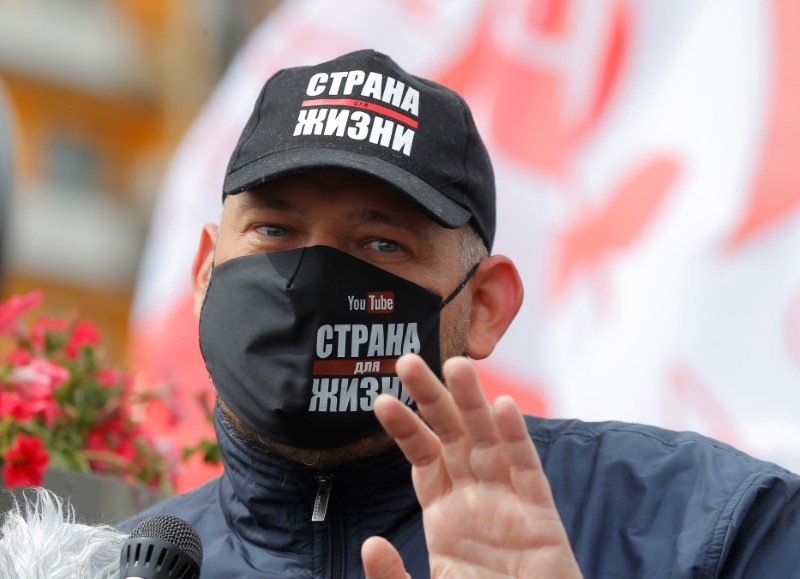 &copy; Reuters. Blogger Sergei Tikhanovsky wearing a protective face mask amid the coronavirus disease (COVID-19) outbreak speaks during a rally of opposition politicians' supporters, who collect signatures for the nomination of their candidates in the upcoming president