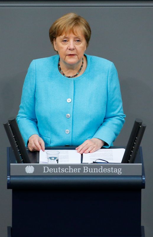 &copy; Reuters. المستشارة الألمانية آنجيلا ميركل تلقي كلمة أمام مجلس النواب في برلين يوم الخميس. صورة لرويترز.