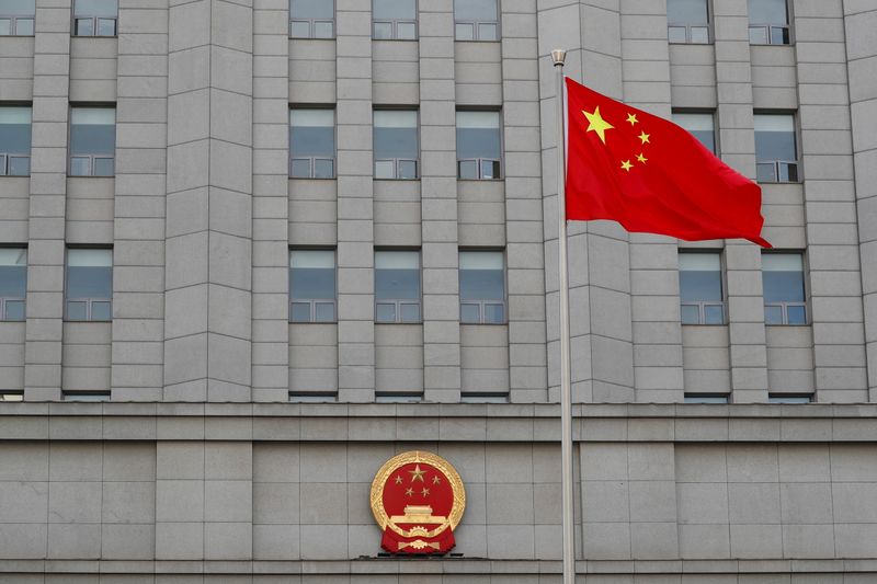 &copy; Reuters. FOTO DE ARCHIVO: Una bandera nacional china ondea en el exterior del Tribunal Popular Intermedio número 2 de Pekín, China