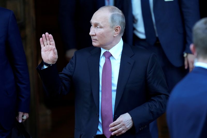 &copy; Reuters. Les chefs d'État et de gouvernement de l'Union européenne vont débattre jeudi de l'opportunité d'organiser un sommet entre l'UE et le président russe Vladimir Poutine dans le cadre d'une nouvelle stratégie de relations entre les Vingt-Sept et Moscou