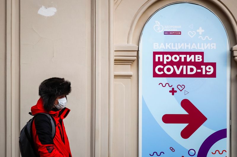 &copy; Reuters. رجل يضع كمامة للوقاية من فيروس كورونا في موسكو بصورة من أرشيف رويترز.