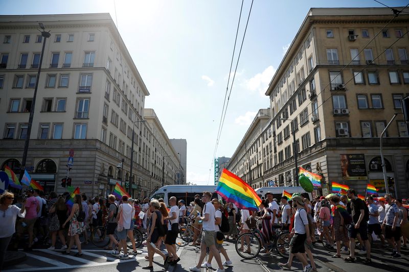 &copy; Reuters. FILE PHOTO: People attend the "Equality Parade" rally in support of the LGBT community, in Warsaw, Poland June 19, 2021. REUTERS/Kacper Pempel