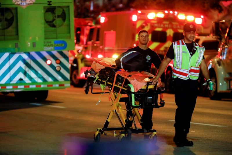 &copy; Reuters. Personal de emergencia trabaja en el lugar del derrumbe parcial de un edificio en Miami Beach, Florida, Estados Unidos, 24 de junio de 2021. REUTERS/Marco Bello