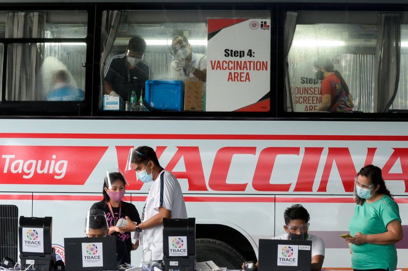 &copy; Reuters. フィリピン中央銀行は２４日、政策金利の翌日物リバースレポ金利を予想通り過去最低の２．０％に据え置いた。マニラ首都圏でのワクチン接種センター、５月撮影。（２０２１年　ロイタ