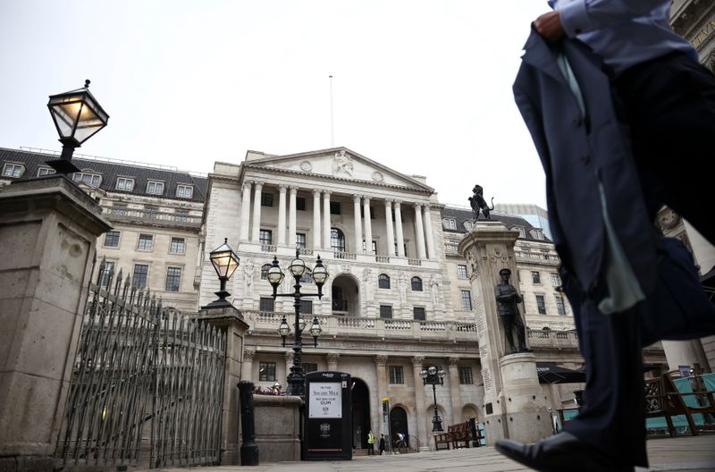 &copy; Reuters. La Banque d'Angleterre a laissé sa politique monétaire inchangée jeudi, comme attendu, maintenant son taux directeur à 0,1%, son plus bas niveau historique, et le montant de son programme d'achats de titres sur les marchés à 895 milliards de livres 