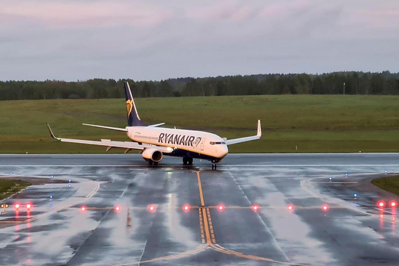 &copy; Reuters. FOTO DE ARCHIVO: Un avión de Ryanair, que transportaba al bloguero y activista opositor bielorruso Roman Protasevich y que fue desviado a Bielorrusia, donde las autoridades lo detuvieron, aterriza en el aeropuerto de Vilnius, en Vilnius, Lituania, el 23 