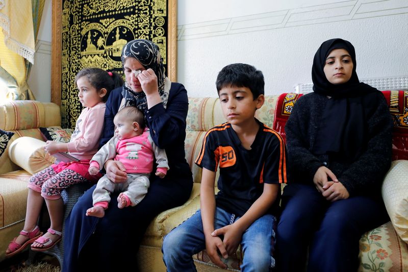 &copy; Reuters. Esposa e filhos de Nizar Banat em Hebron
24/06/2021 REUTERS/Mussa Qawasma