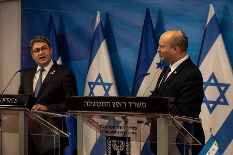 &copy; Reuters. رئيس هندوراس خوان أورلاندو هيرنانديز ورئيس وزراء إسرائيل نفتالي بينيت (إلى اليمين) في القدس يوم الخميس. صورة لرويترز من ممثل عن وكالات الأنب