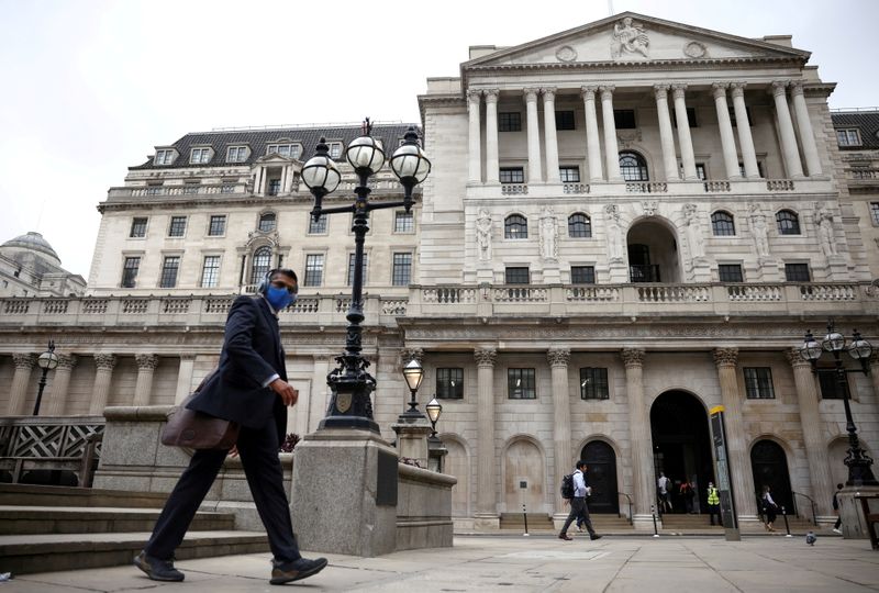 © Reuters. FILE PHOTO: A person walks past the Bank of England in the City of London financial district, in London, Britain, June 11, 2021. REUTERS/Henry Nicholls/File Photo