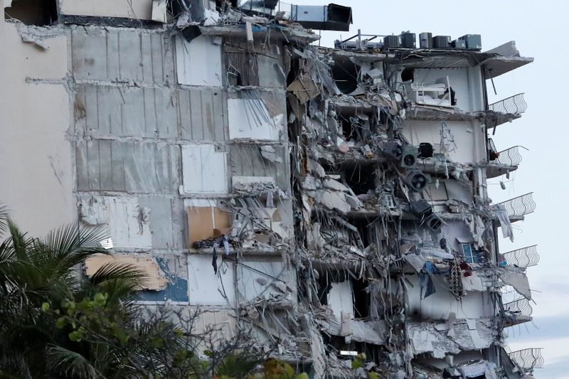 &copy; Reuters. Crollo parziale di un palazzo a Miami Beach, Florida, Stati Uniti, 24 giugno 2021 REUTERS/Marco Bello
