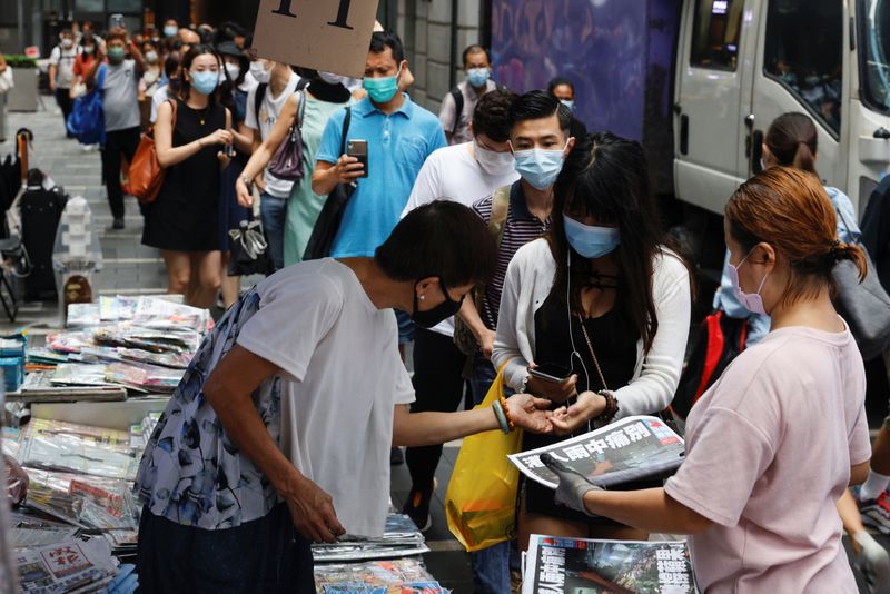 &copy; Reuters. Pessoas fazem fila para comprar útima edição do jornal Apple Daily em Hong Kong
24/06/2021 REUTERS/Tyrone Siu