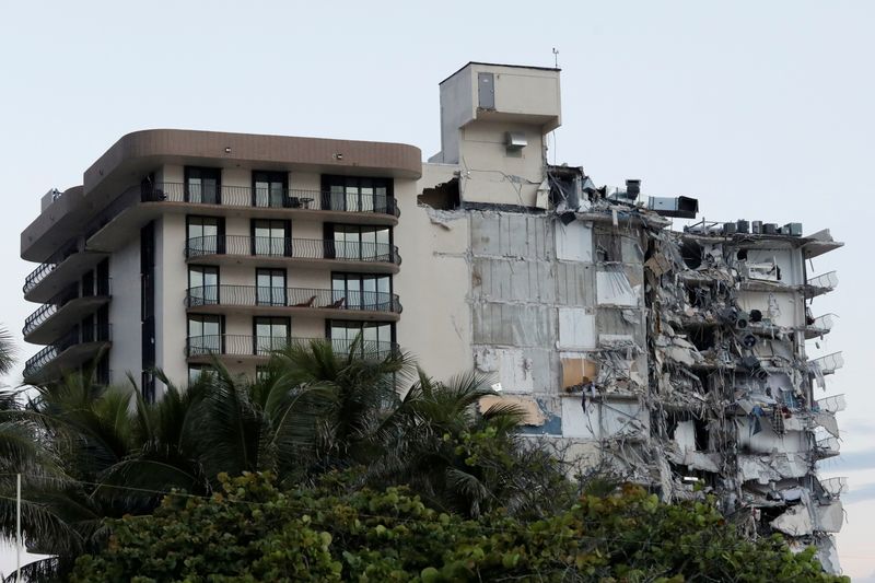 &copy; Reuters. Edifício desaba parcialmente em Miami Beach, na Flórida, EUA
24/06/2021 REUTERS/Marco Bello