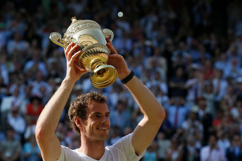 &copy; Reuters. Andy Murray sostiene el trofeo de ganadores tras derrotar a Novak Djokovic en su último partido de tenis masculino en Wimbledon, Londres, Gran Bretaña, 7 julio 2013.
REUTERS/Stefan Wermuth  