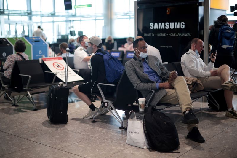 &copy; Reuters. FOTO DE ARCHIVO: Pasajeros esperan en el área de salidas de la Terminal 5 del aeropuerto de Heathrow en Londres, Reino Unido, el 10 de junio de 2021. REUTERS/Hannah McKay