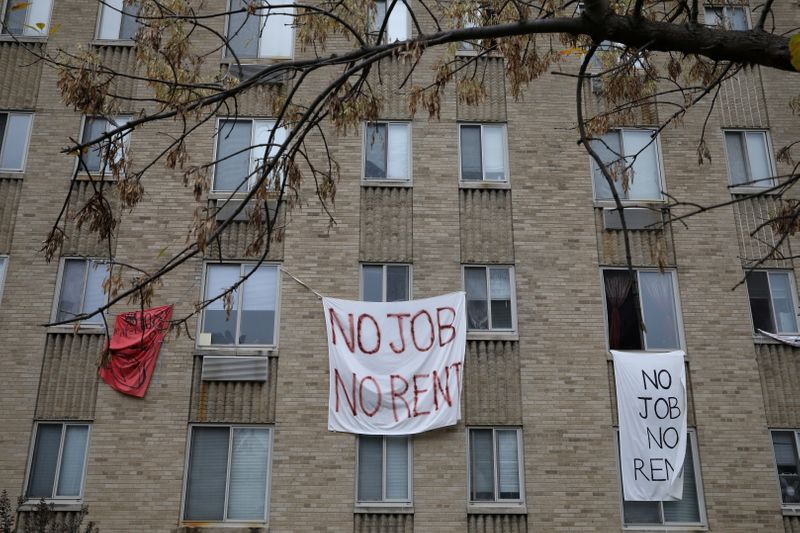 &copy; Reuters. FILE PHOTO: Makeshift sheets displaying messages of protest contesting the ability to pay for rent hang in the window of an apartment building, amid the coronavirus disease (COVID-19) outbreak in the Columbia Heights neighbourhood of Washington, U.S., on 