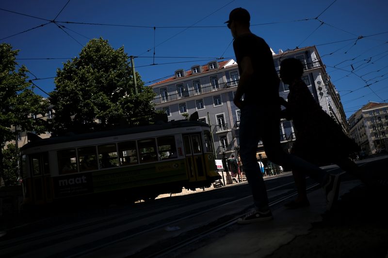 &copy; Reuters. Le gouvernement portugais a annoncé jeudi de nouvelles mesures de restriction pour lutter contre l'épidémie de COVID-19 dans la région de Lisbonne, où le nombre de contaminations par le nouveau coronavirus est en forte augmentation. /Photo prise le 2