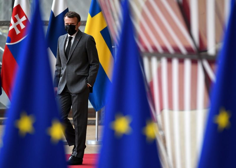 &copy; Reuters. Angela Merkel et Emmanuel Macron ont plaidé jeudi pour une ligne commune plus dure sur l'entrée dans l'Union européenne des voyageurs extérieurs au bloc. /Photo prise le 24 juin 2021/REUTERS/John Thys