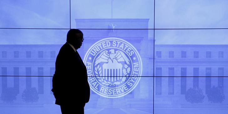 &copy; Reuters. FILE PHOTO: A security guard walks in front of an image of the Federal Reserve in Washington, DC, U.S., March 16, 2016. REUTERS/Kevin Lamarque/File Photo