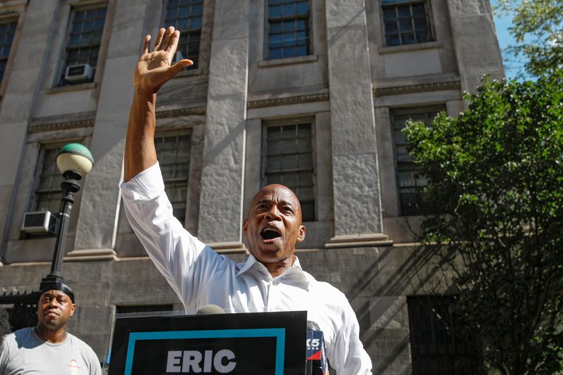 © Reuters. Eric Adams, Brooklyn borough president and Democratic candidate for New York City Mayor, speaks during a news conference outside Brooklyn borough hall in Brooklyn, New York, U.S., June 24, 2021.  REUTERS/Brendan McDermid