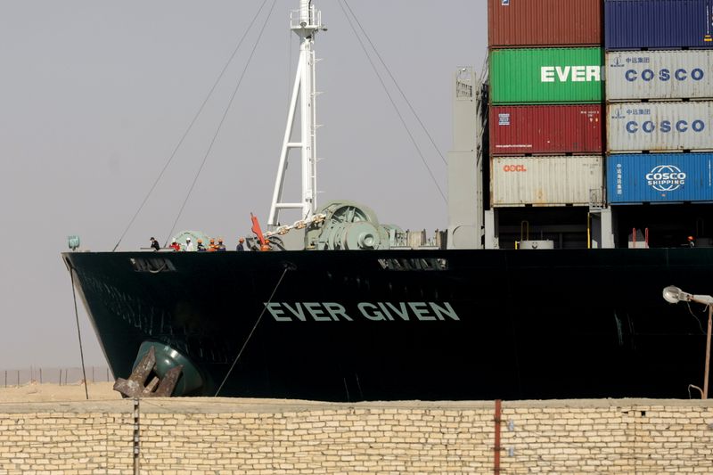 &copy; Reuters. سفينة الحاويات العملاقة إيفر جيفن بعد تعويمها في قناة السويس في صورة بتاريخ 29 مارس اذار 2021. تصوير: محمد عبد الغني - رويترز. 