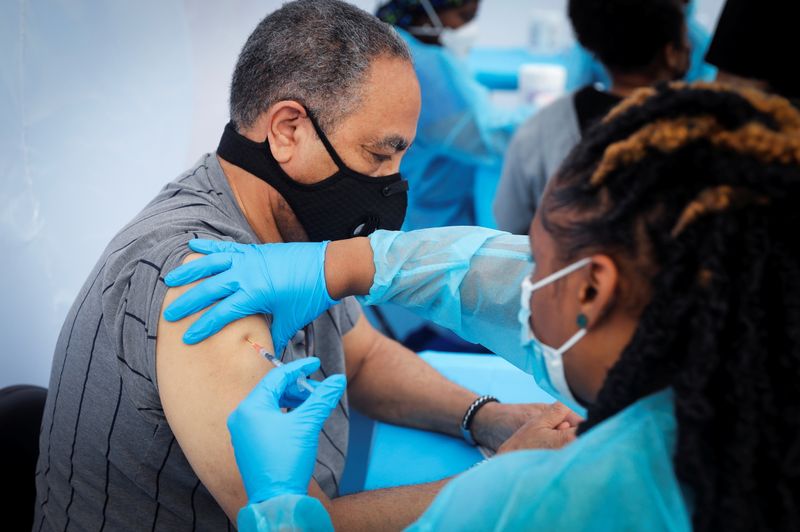 &copy; Reuters. Homem recebe dose da vacina da Pfizer contra Covid-19 em Nova York
04/06/2021
REUTERS/Mike Segar