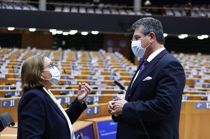 &copy; Reuters. European Commission Vice President Maros Sefcovic speaks with State Secretary for European Affairs and President of Council Ana Paula Zacarias during the European Parliament plenary session to prepare the European Council meeting of June 24-25, in Brussel