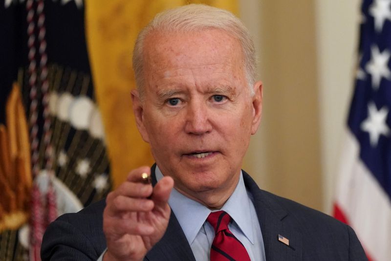 &copy; Reuters. O presidente dos EUA, Joe Biden, gesticula enquanto faz comentários sobre o acordo bipartidário de infraestrutura na Sala Leste da Casa Branca em Washington, EUA, 24 de junho de 2021. REUTERS/Kevin Lamarque