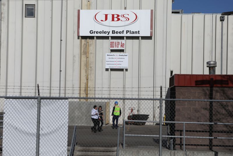 &copy; Reuters. Funcionários sem másmacara em instalação da JBS EUA em Greeley, no Colorado. 
08/04/2020
REUTERS/Jim Urquhart