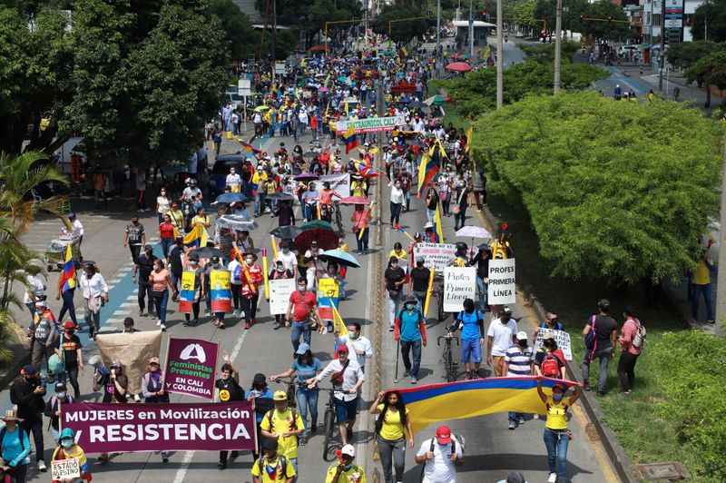 &copy; Reuters. FILE PHOTO: Demonstrators march during a protest demanding government action to tackle poverty, police violence and inequalities in healthcare and education systems, in Cali, Colombia June 2, 2021. REUTERS/Juan B Diaz  